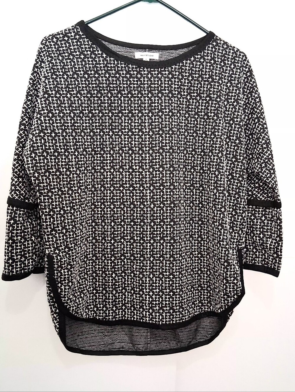MAX STUDIO Black and White Patterned Long Sleeve Knit Top Size Small/Medium